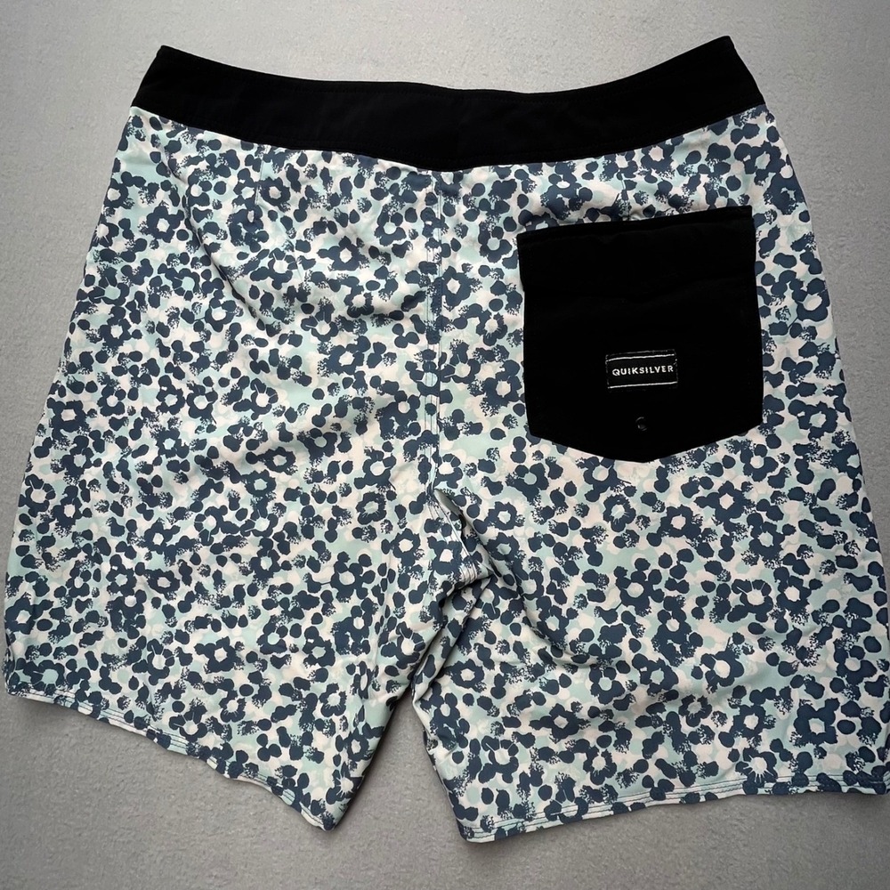 Quiksilver Boardshorts Men M-L Stretch Floral Surf Swim Trunks Black Waist Beach